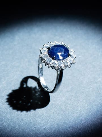 DIAMANTA Złoty pierścionek "Soleil Bleu" z diamentami i szafirem