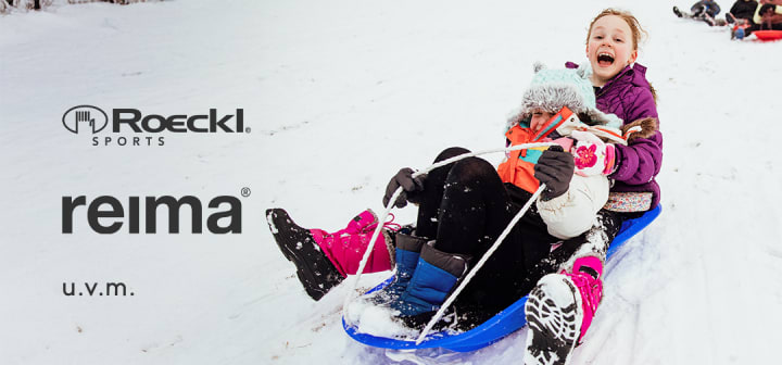 Familienzeit auf dem Schlitten