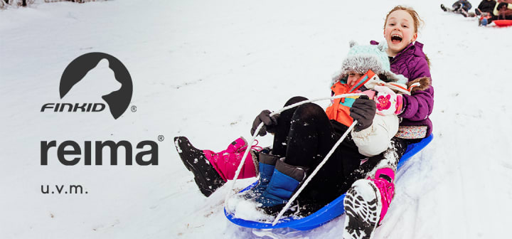 Familienzeit auf dem Schlitten
