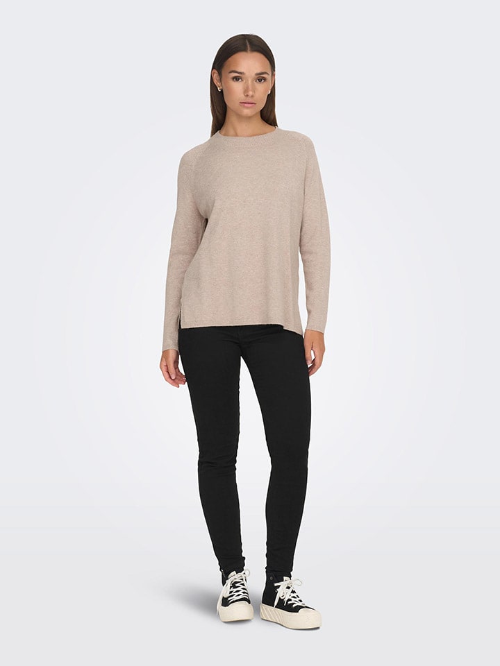 Sweter w kolorze beżowym
