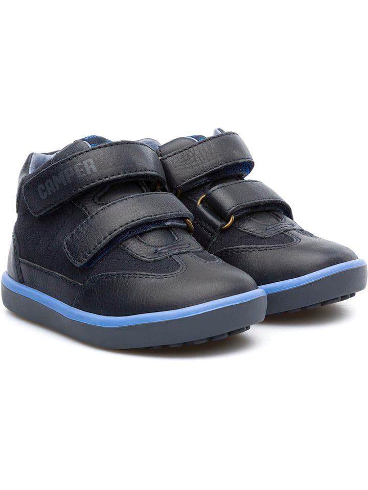 Sneakers in Dunkelblau