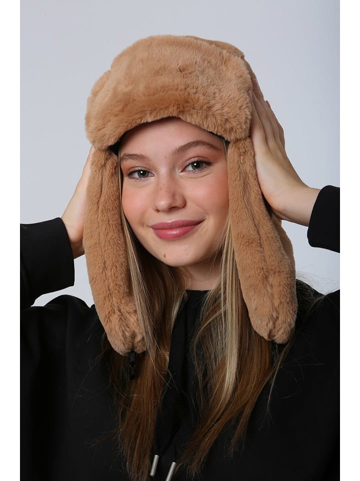Czapka w kolorze karmelowym