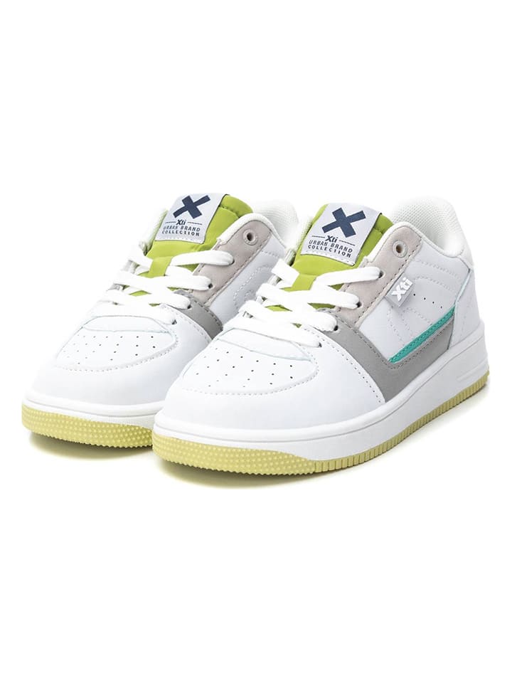 Sneakers in WeiB