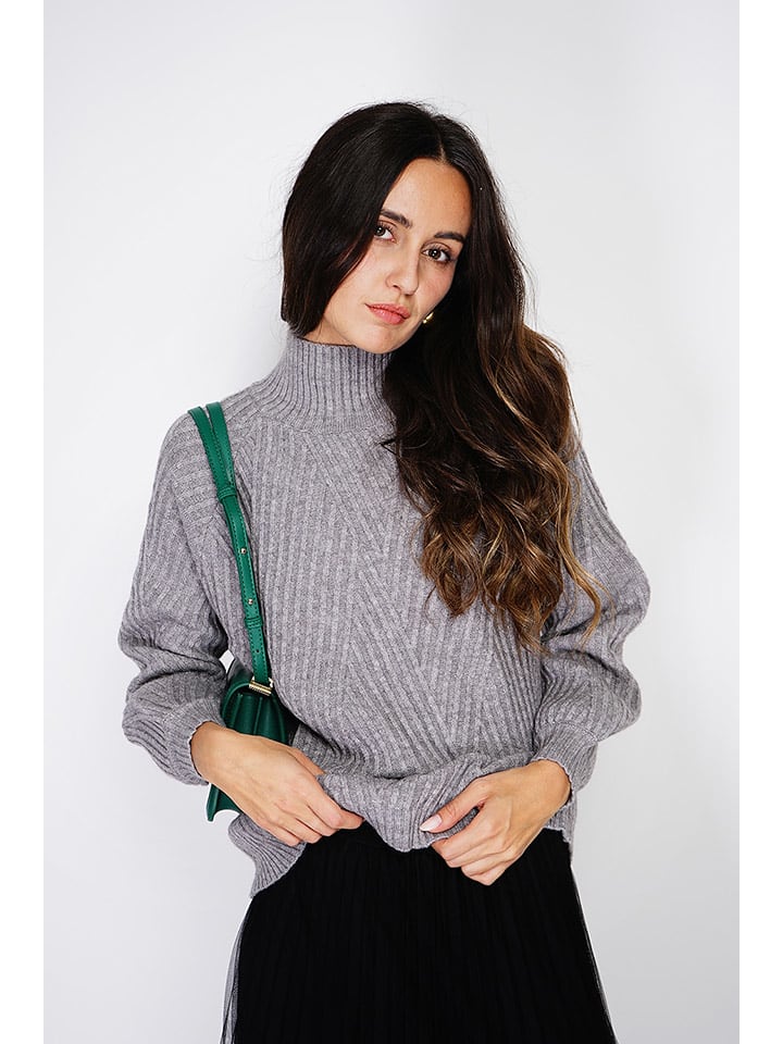 Sweter w kolorze szarym