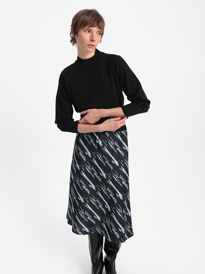 Sweter w kolorze czarnym