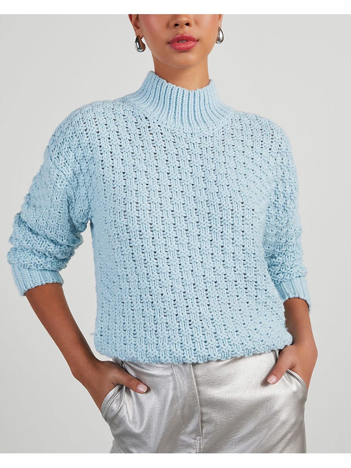 Sweter w kolorze błękitnym