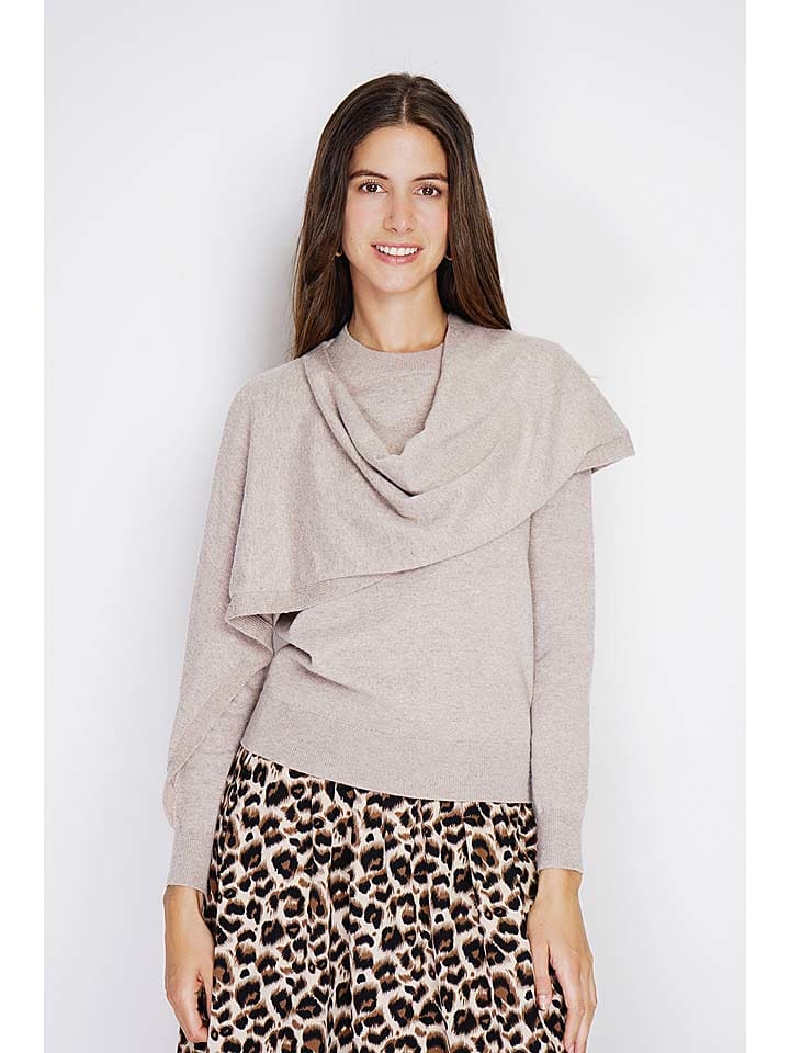 Sweter w kolorze beżowym