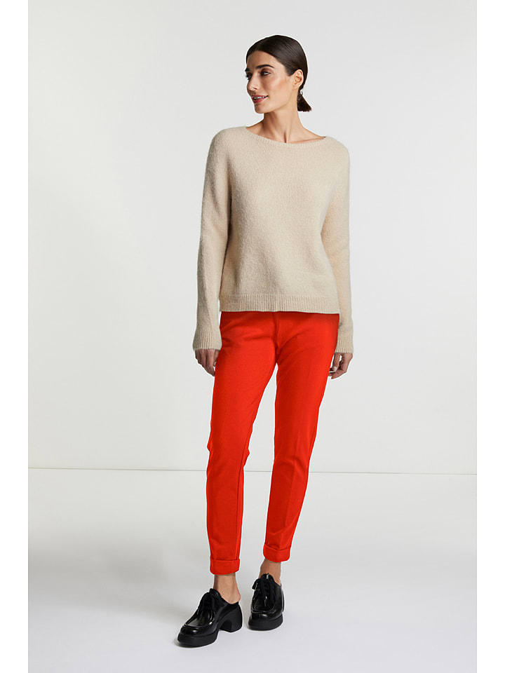 Sweter w kolorze beżowym