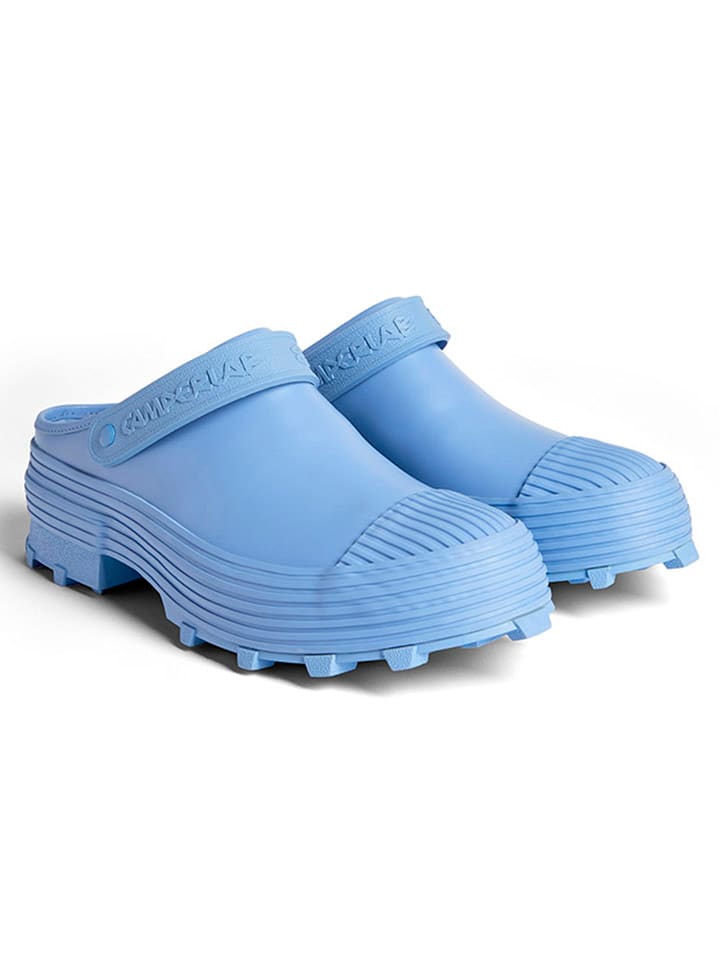 Leder-Clogs in Hellblau