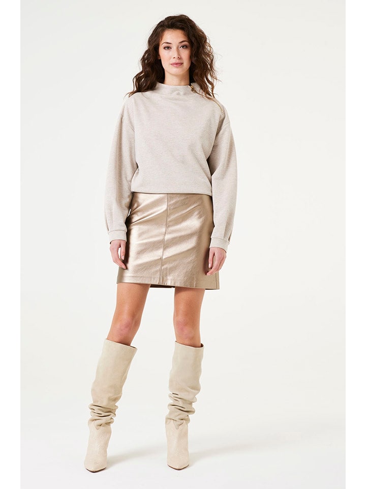 Sweter w kolorze beżowym