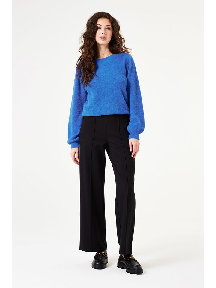 Sweter w kolorze niebieskim