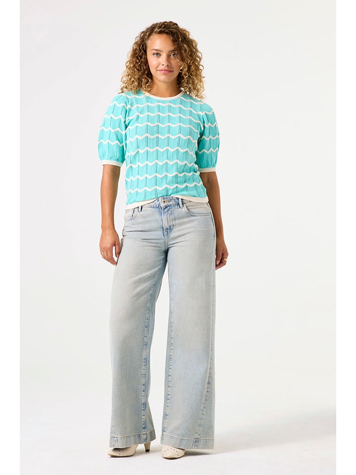 Sweter w kolorze turkusowym