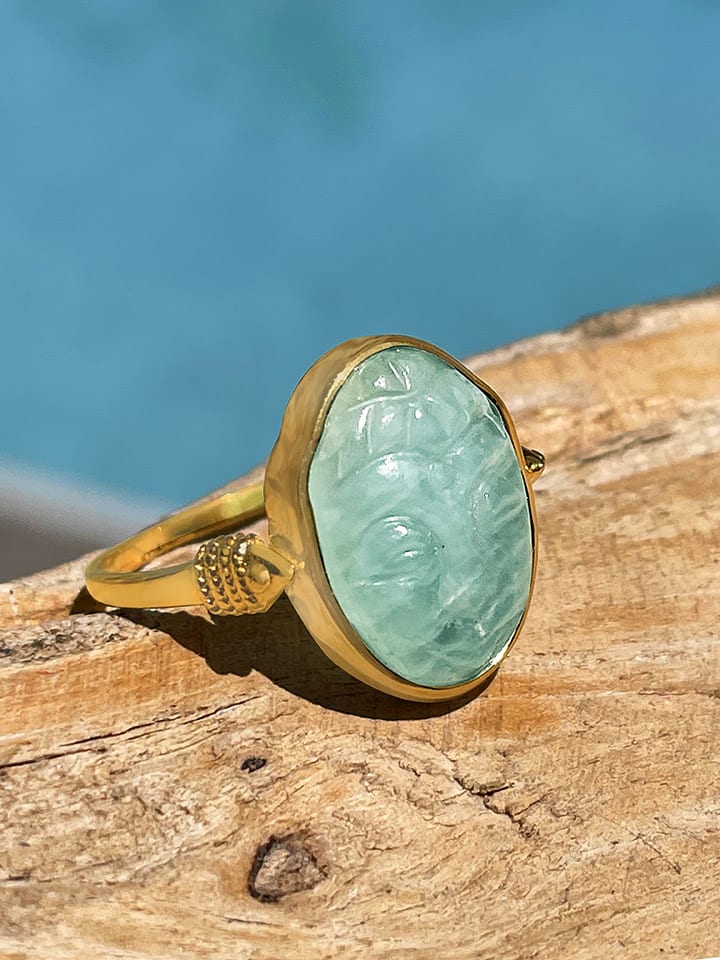 Vergulde ring met edelsteen
