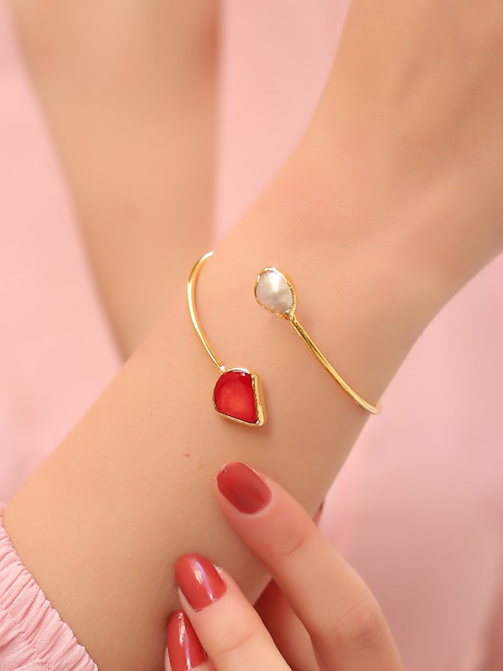 Vergold. Armspange mit Perle und Edelstein