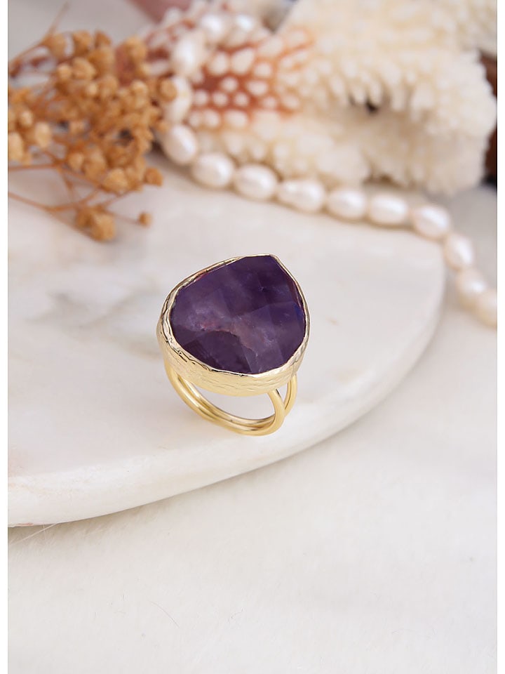 Vergulde ring met edelsteen