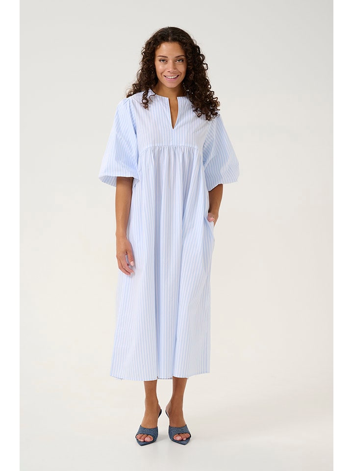 Kleid in Hellblau/ Weiß