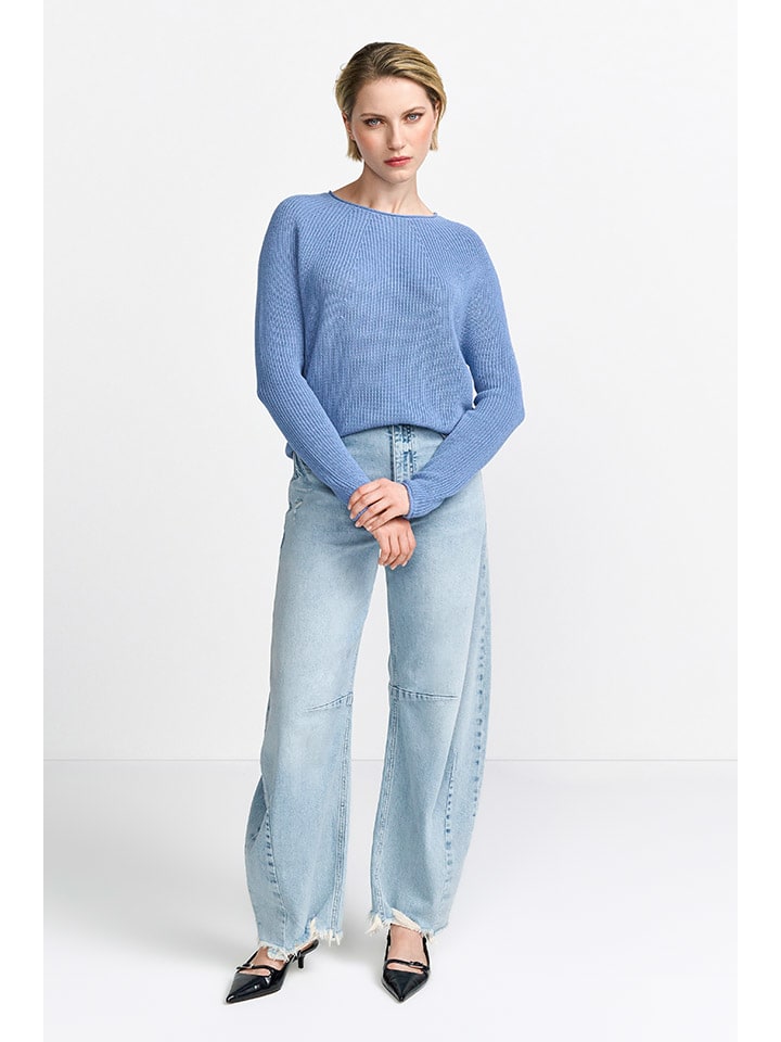 Sweter w kolorze niebieskim