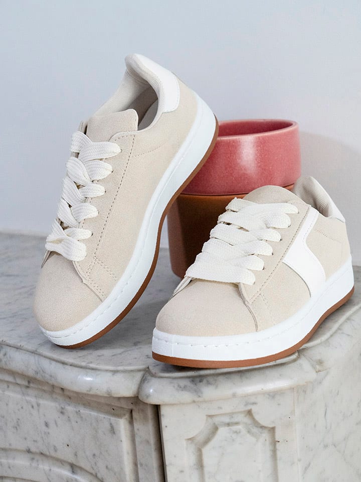 Sneakersy w kolorze beżowo-białym