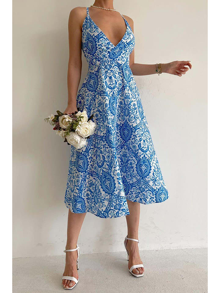 Kleid in Hellblau/ Weiß