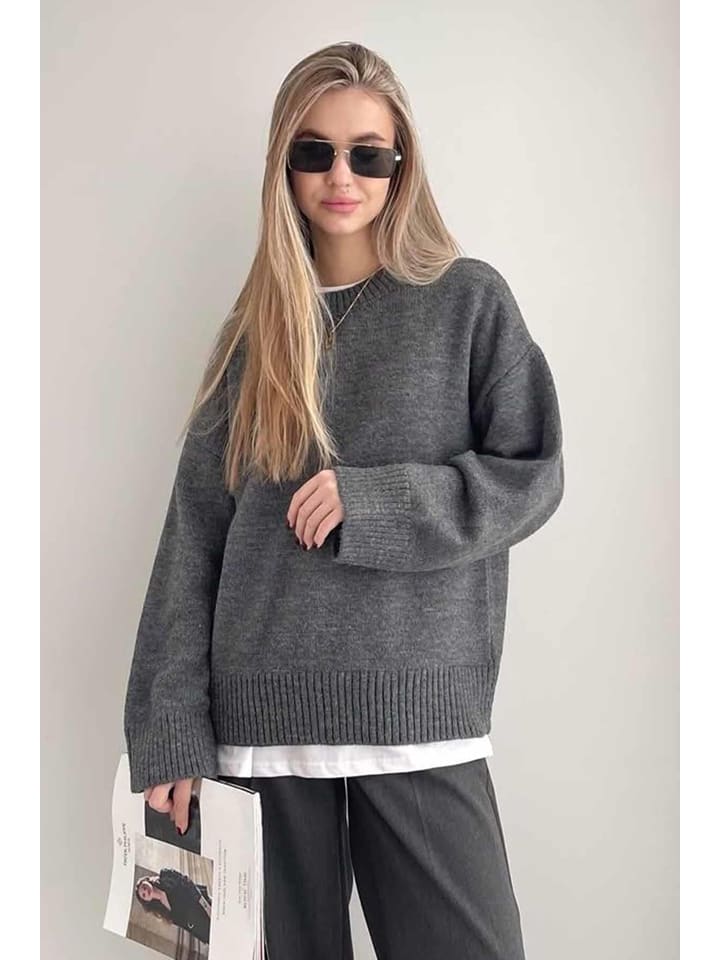 Sweter w kolorze antracytowym