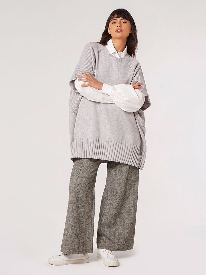 Sweter w kolorze jasnoszarym