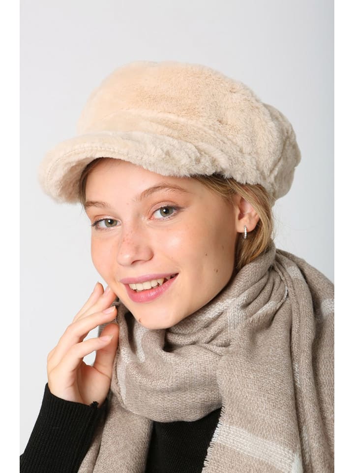 Czapka w kolorze kremowym