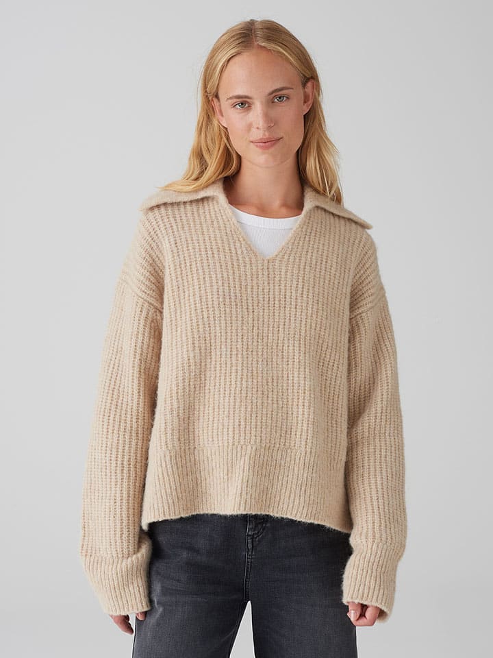 Sweter w kolorze beżowym