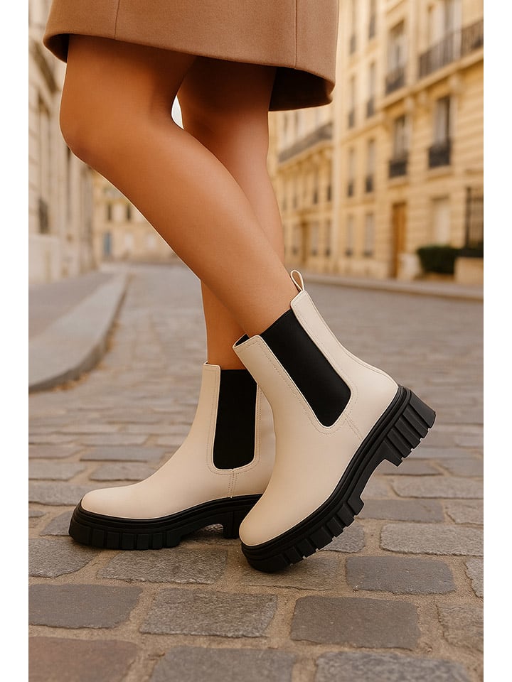 Boots in Weiß/ Schwarz