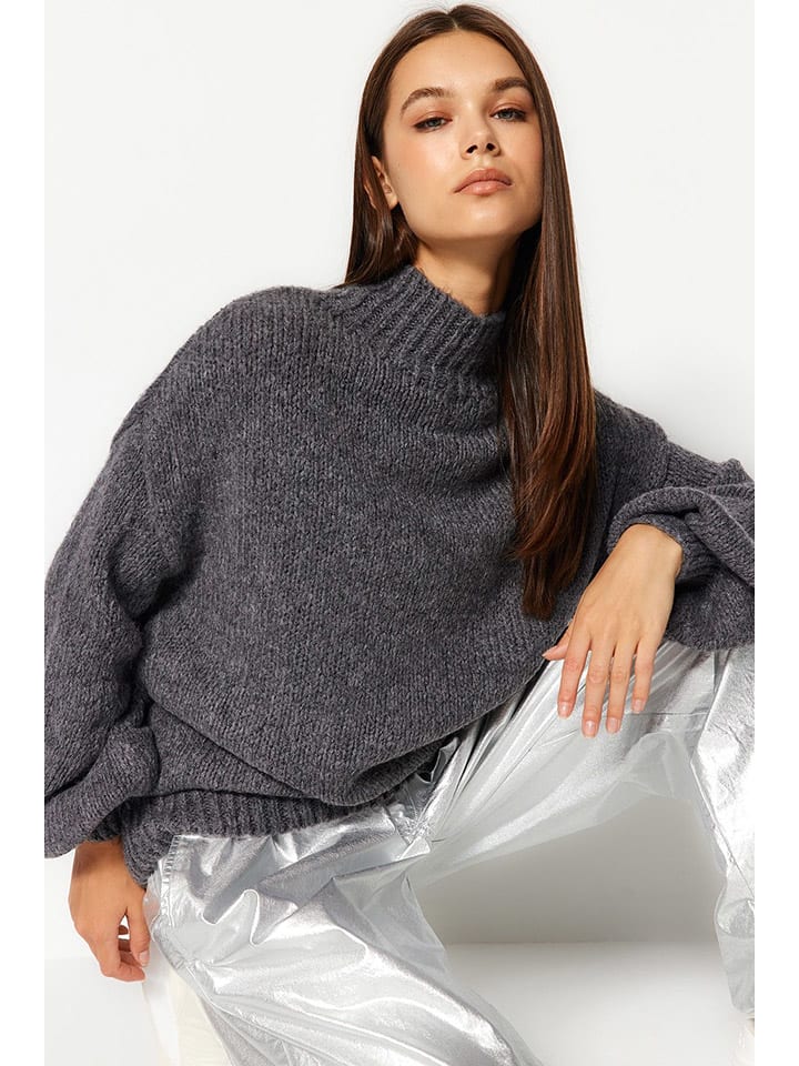 Sweter w kolorze antracytowym