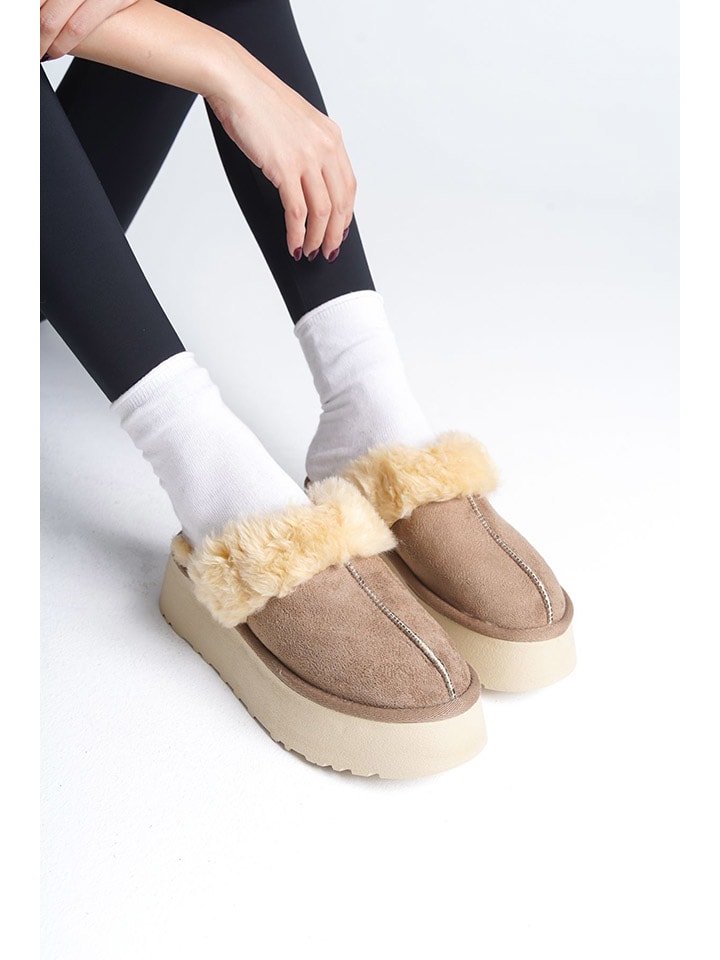 Slippersy w kolorze jasnobrązowym