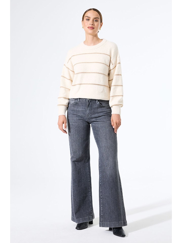 Sweter w kolorze kremowym