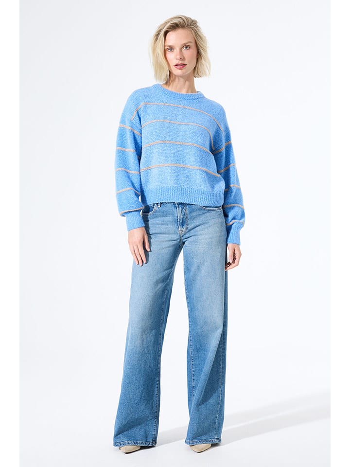 Sweter w kolorze błękitnym
