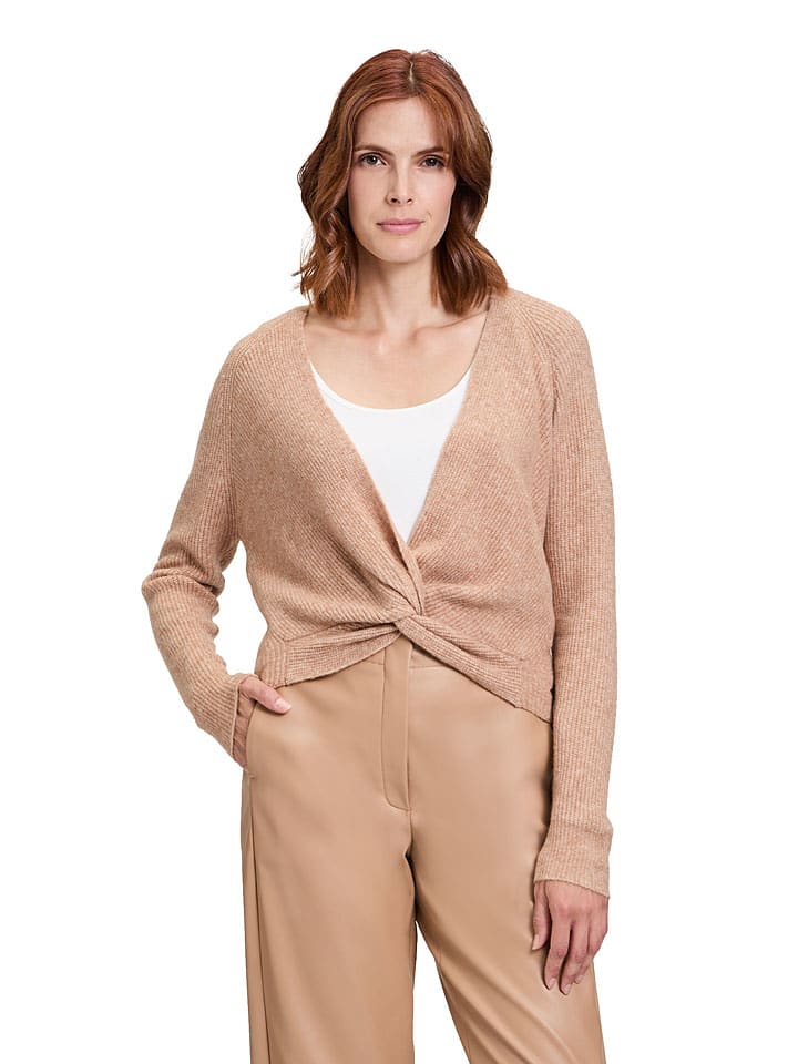 Sweter w kolorze karmelowym