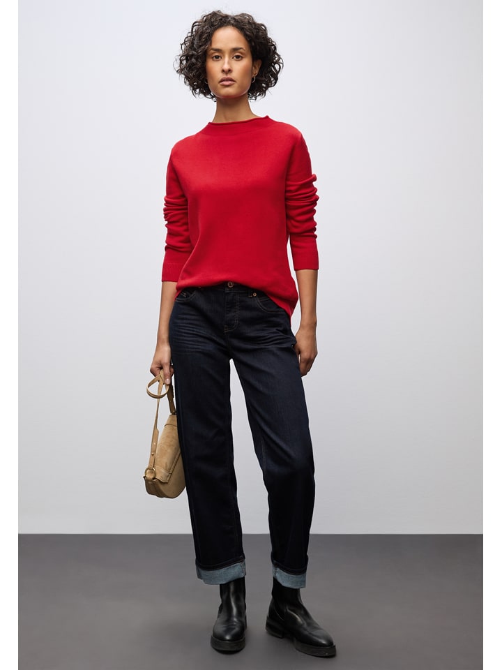 Sweter w kolorze czerwonym
