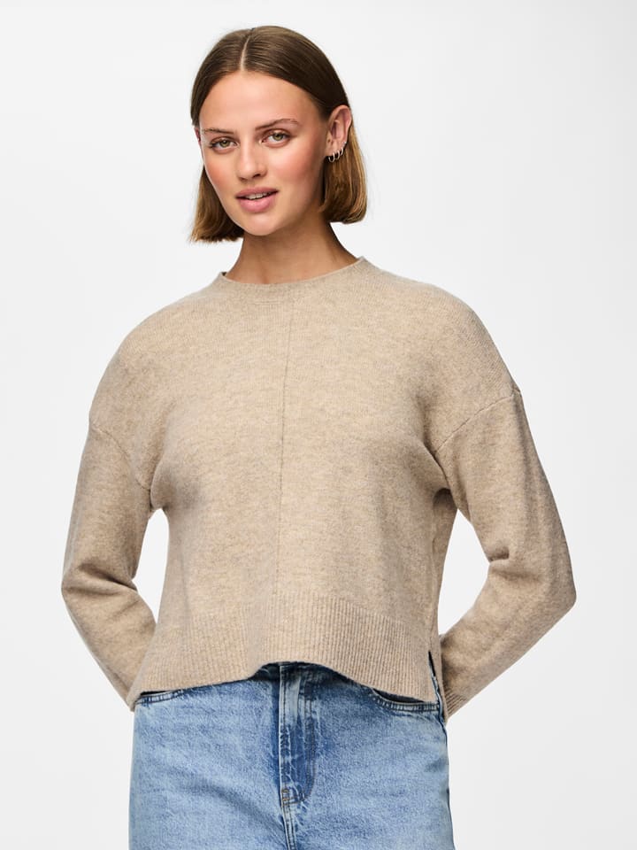 Sweter w kolorze beżowym