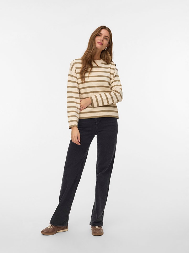 Sweter w kolorze beżowym