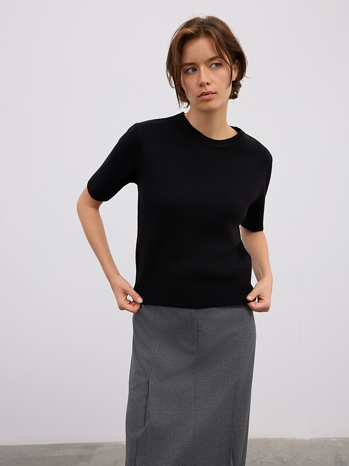 Sweter w kolorze czarnym