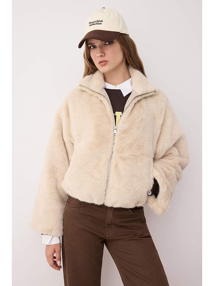 Teddyjacke in Sand
