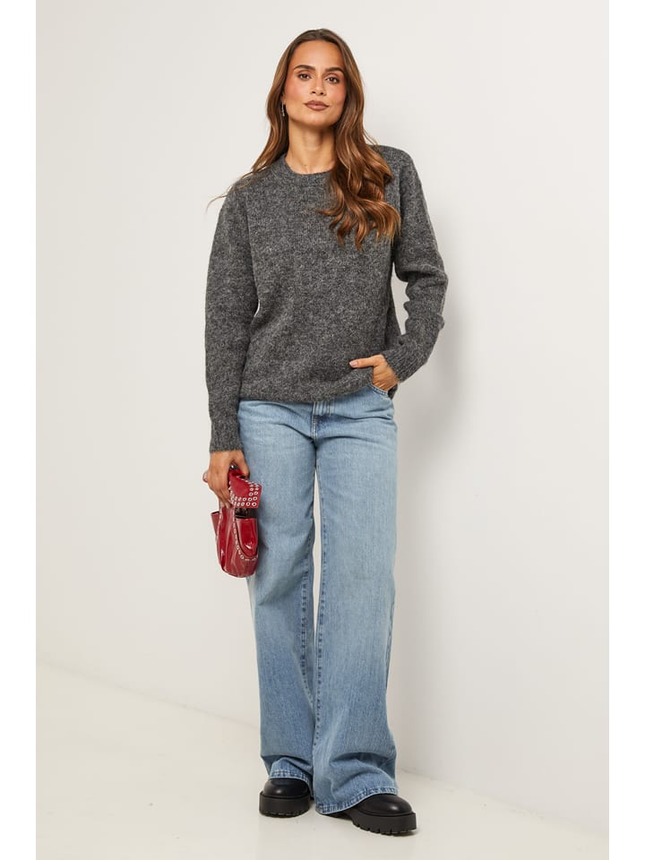 Sweter w kolorze antracytowym
