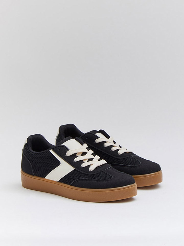 Sneakers in Schwarz