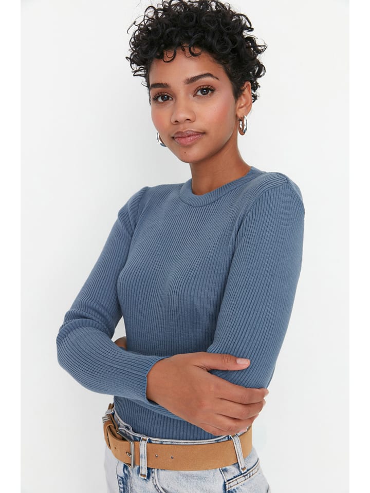 Sweter w kolorze niebieskim