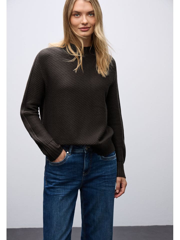 Sweter w kolorze brązowym