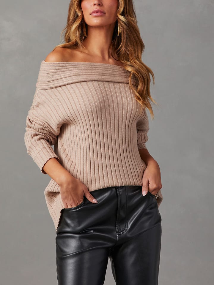 Sweter w kolorze beżowym