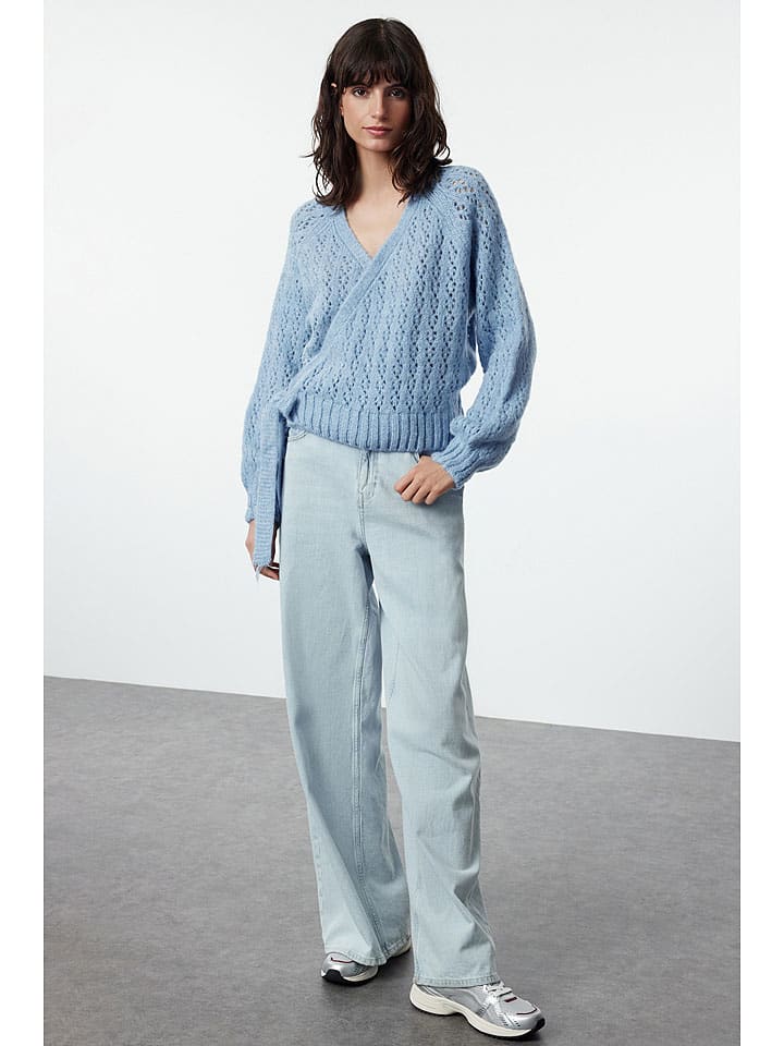 Sweter w kolorze błękitnym