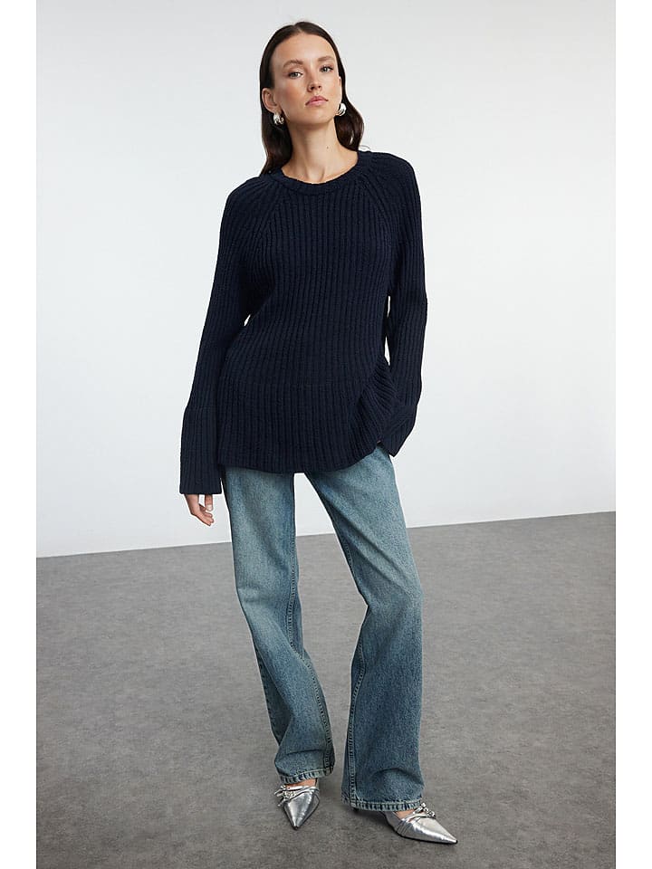 Sweter w kolorze granatowym