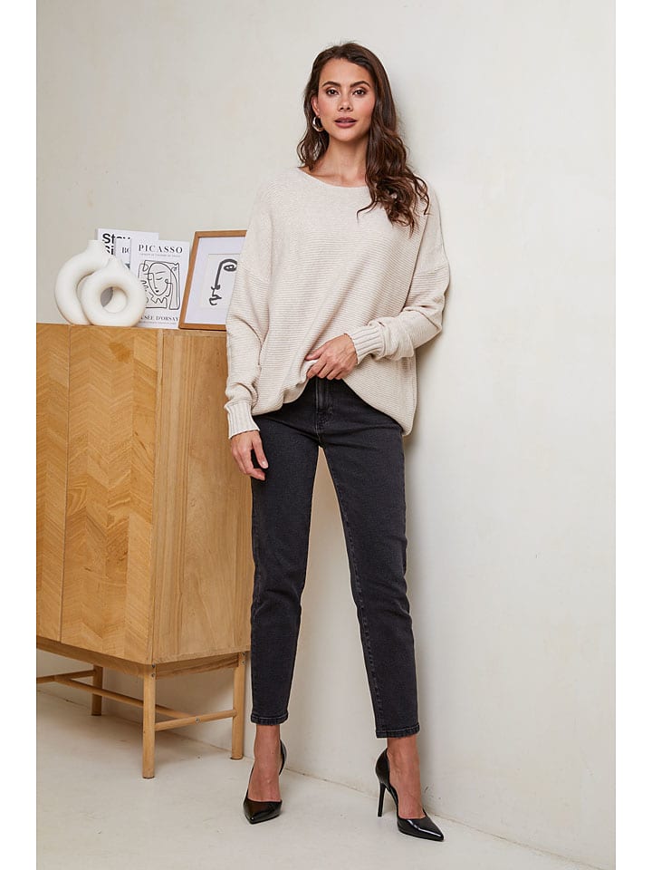 Sweter w kolorze beżowym