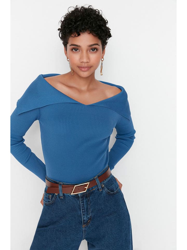 Sweter w kolorze niebieskim