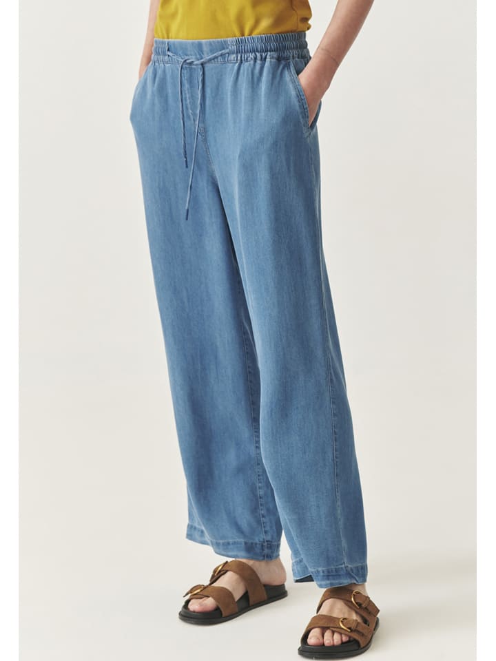 Hose in Hellblau