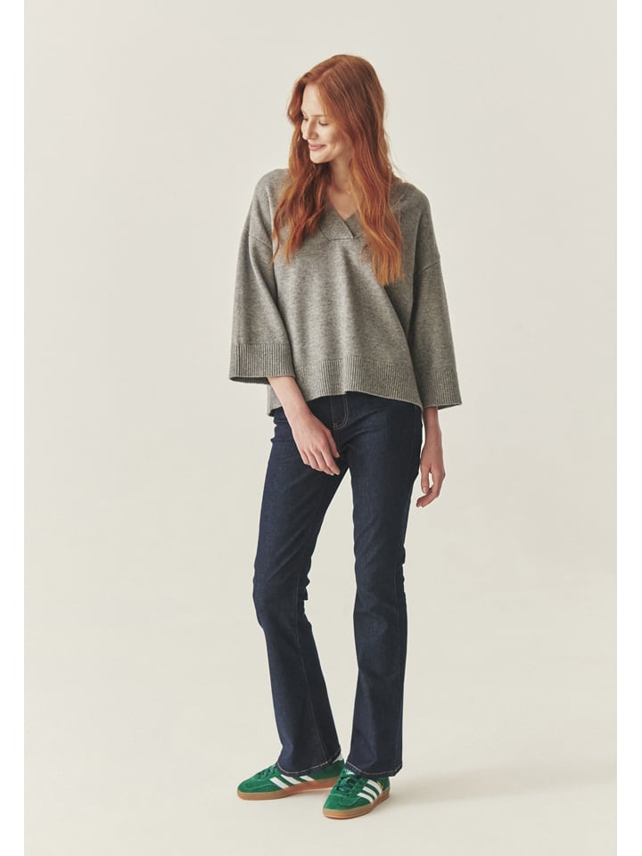 Sweter w kolorze szarym