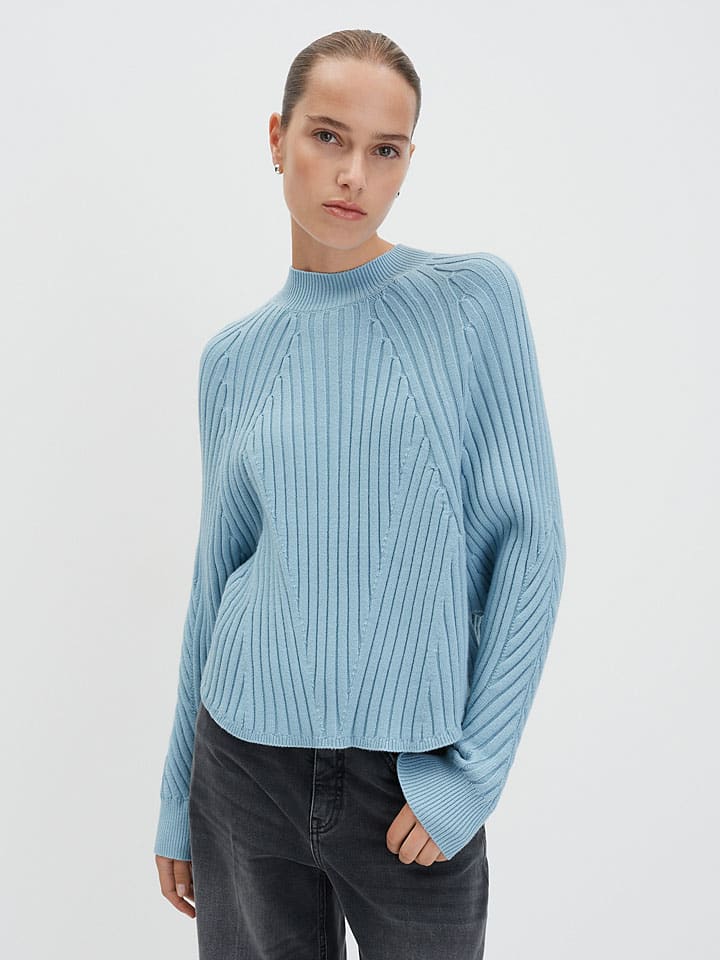 Sweter w kolorze błękitnym